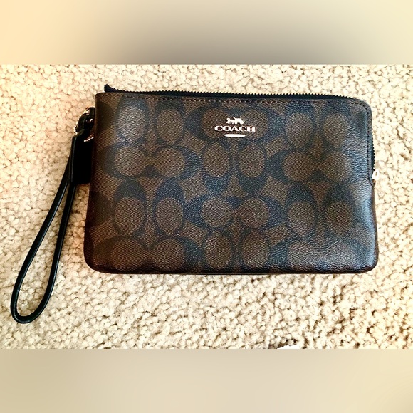 Coach (Corner) LRG Double Zip Wristlet/ Wallet w/ Coach paper gift bag included - Picture 2 of 15